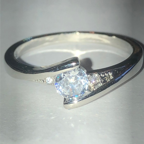 Jewelry - Elegant Silver Boho Ring with Clear Gemstone
